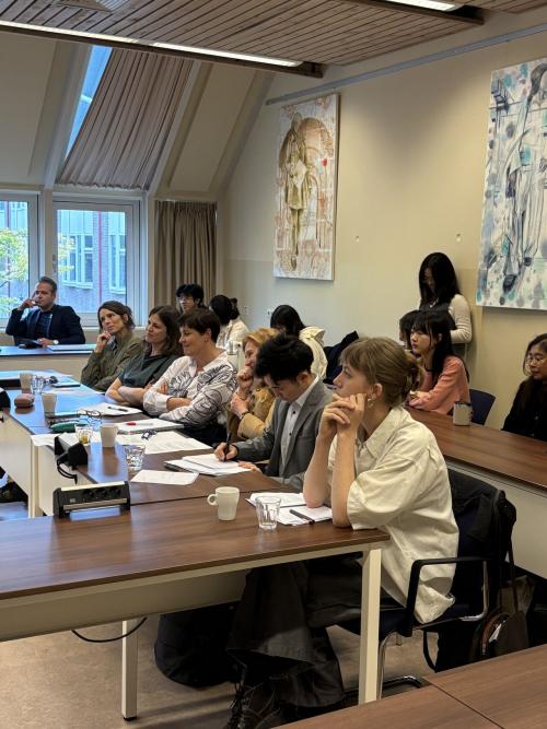 De jury, bestaande uit o.a. Paulien Geerdink, Griet Vanryckeghem, Veerle Simoens, Annemarie de Ruiter, Luz Kossen, Ryutaro Shimonaka