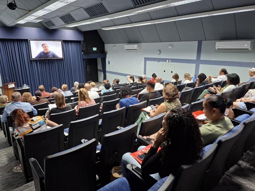 Gunther Van Neste, algemeen secretaris van de Taalunie, sloot online aan.