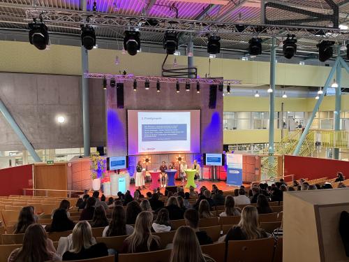 Panelgesprek met Inge Steinhorst (opleidingscoördinator Communicatie Windesheim), Wouter Sluis-Thiescheffer (professor Media Design HAN), Gerda van de Bunt (projectleider Versimpelteam gemeente Zwolle) en student Denzel Stuijfbergen