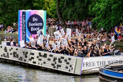 100 schrijvers, illustratoren, vertalers, makers, bibliotheekmedewerkers en organisaties uit het Nederlandse boekenveld op de Boekenboot tijdens de Amsterdam Canal Parade.