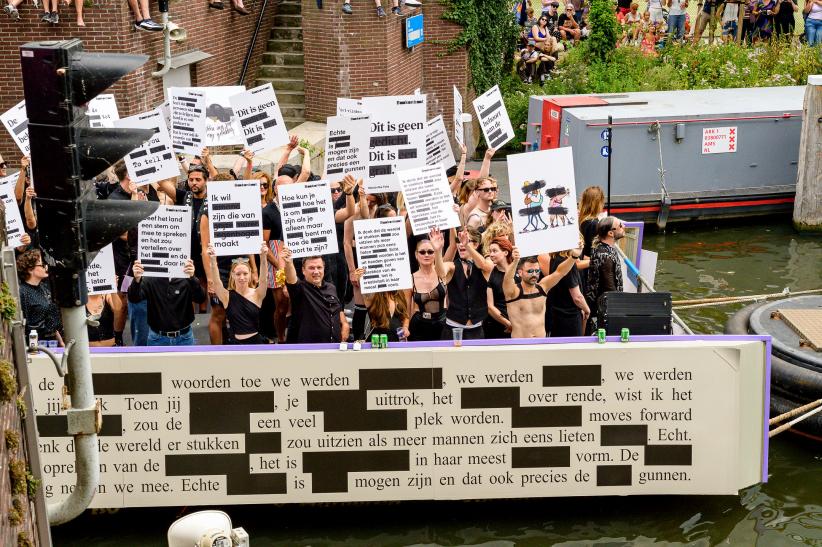 De Boekenboot vaart door de Amsterdamse grachten.