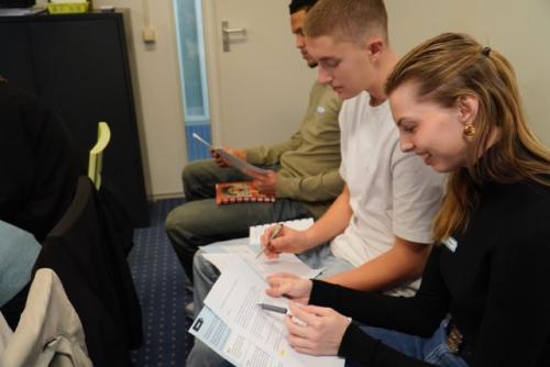 Studenten aan de slag met oefentekst en checklist