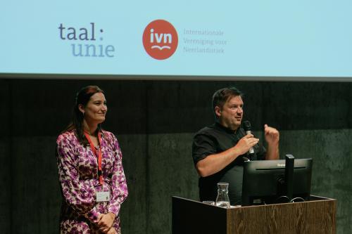 Gunther Van Neste en Anne Sluijs presenteren samen de nieuwe subsidieregelingen van de Taalunie