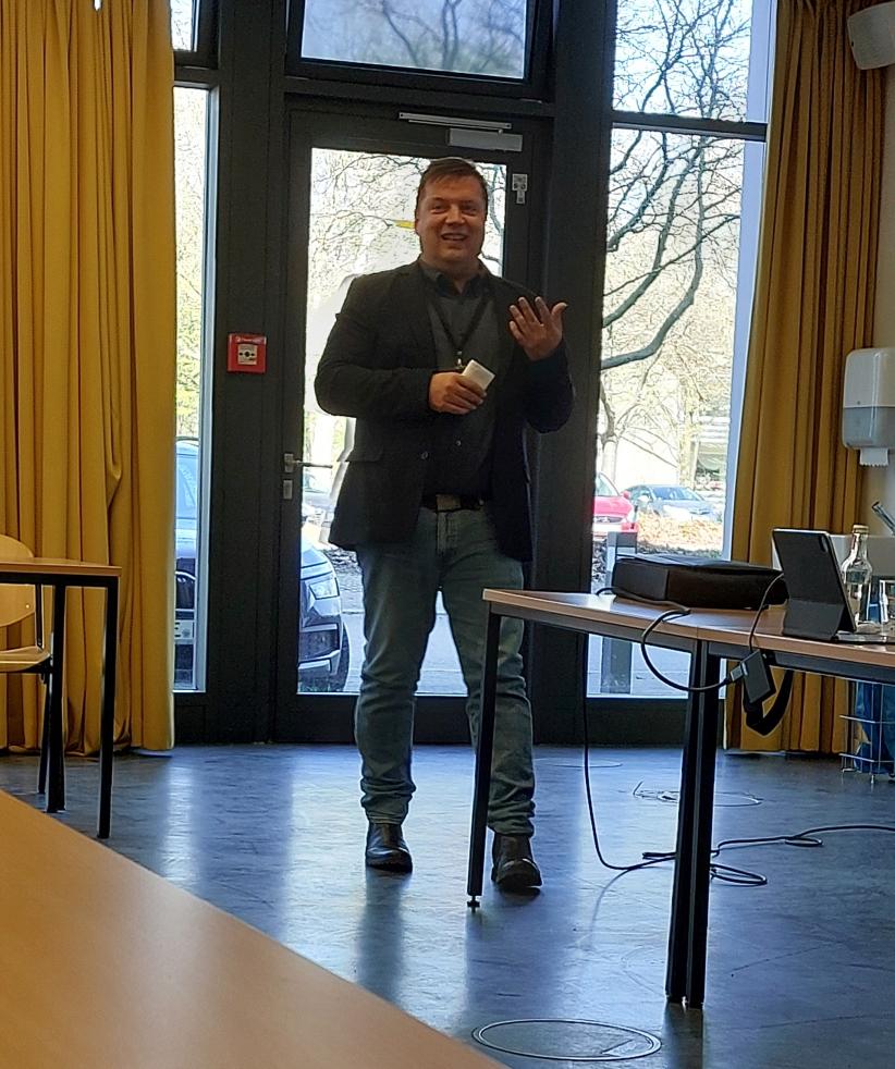 Gunther Van Neste, algemeen secretaris van de Taalunie, tijdens de afsluiting.