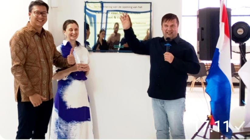 v.l.n.r. Fons van Oosterhout, directeur ETC, Ingrid Degraeve, beleidsadviseur Taalunie en Gunther Van Neste, algemeen secretaris Taalunie