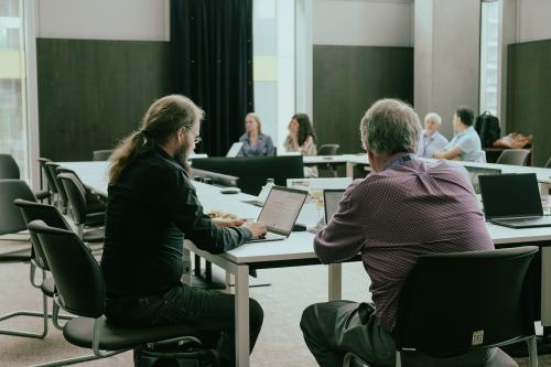 Tijdens twee inloopmomenten konden de deelnemers met vragen over de nieuwe subsidieregelingen terecht bij medewerkers van de Taalunie en IVN.