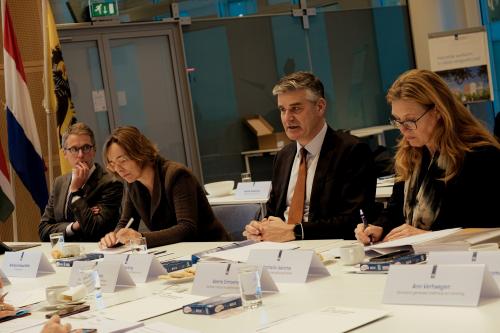 Tweede van rechts: Nederlandse staatssecretaris Koen Becking