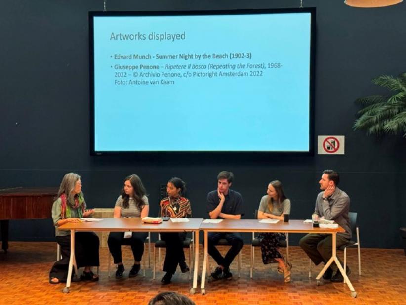 Mai-Linh geeft haar eerste lezing en bijdrage aan een wetenschappelijk panelgesprek