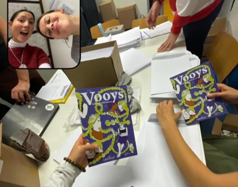 Het moment waarop de nieuwe nummers van het tijdschrift Vooys wordt ingepakt en verzonden
