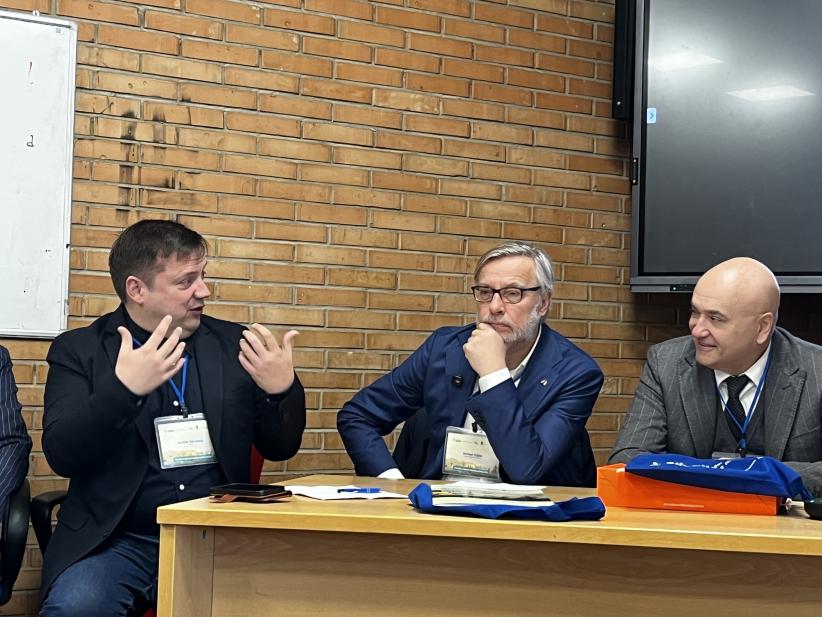 v.l.n.r.: Gunther Van Neste (algemeen secretaris Taalunie), Michael Stibbe (Nederlandse ambassadeur in Italië), Roberto Tottoli (rector)