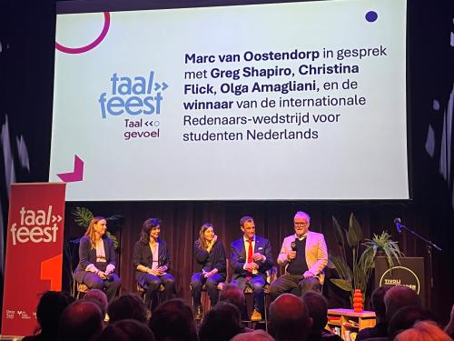 Lara Hörnemann, winnaar Redenaarswedstrijd (links) nam hier deel aan een panelgesprek over het Nederlands in de wereld