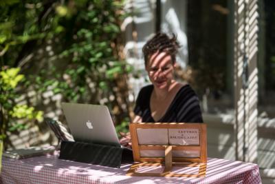 Vertaler Kiki Coumans aan het werk