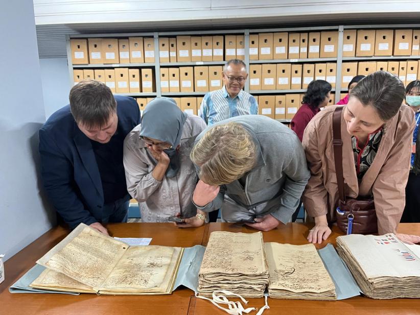 Een blik op een aantal van de oudste Nederlandse archiefstukken