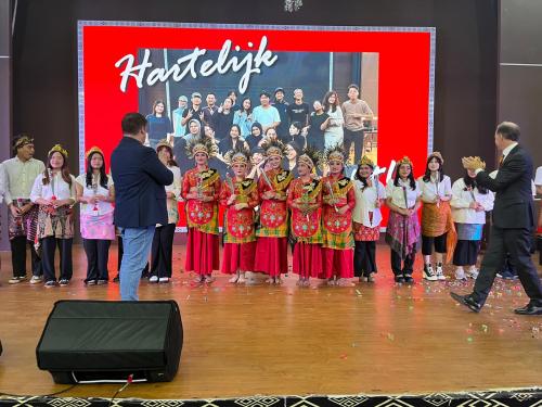 De opening van het Internationale congres voor het 55e jubileum van de afdeling neerlandistiek aan de Universitas Indonesia - met studenten, de algemeen secretaris van de Taalunie en de ambassadeur van Nederland.