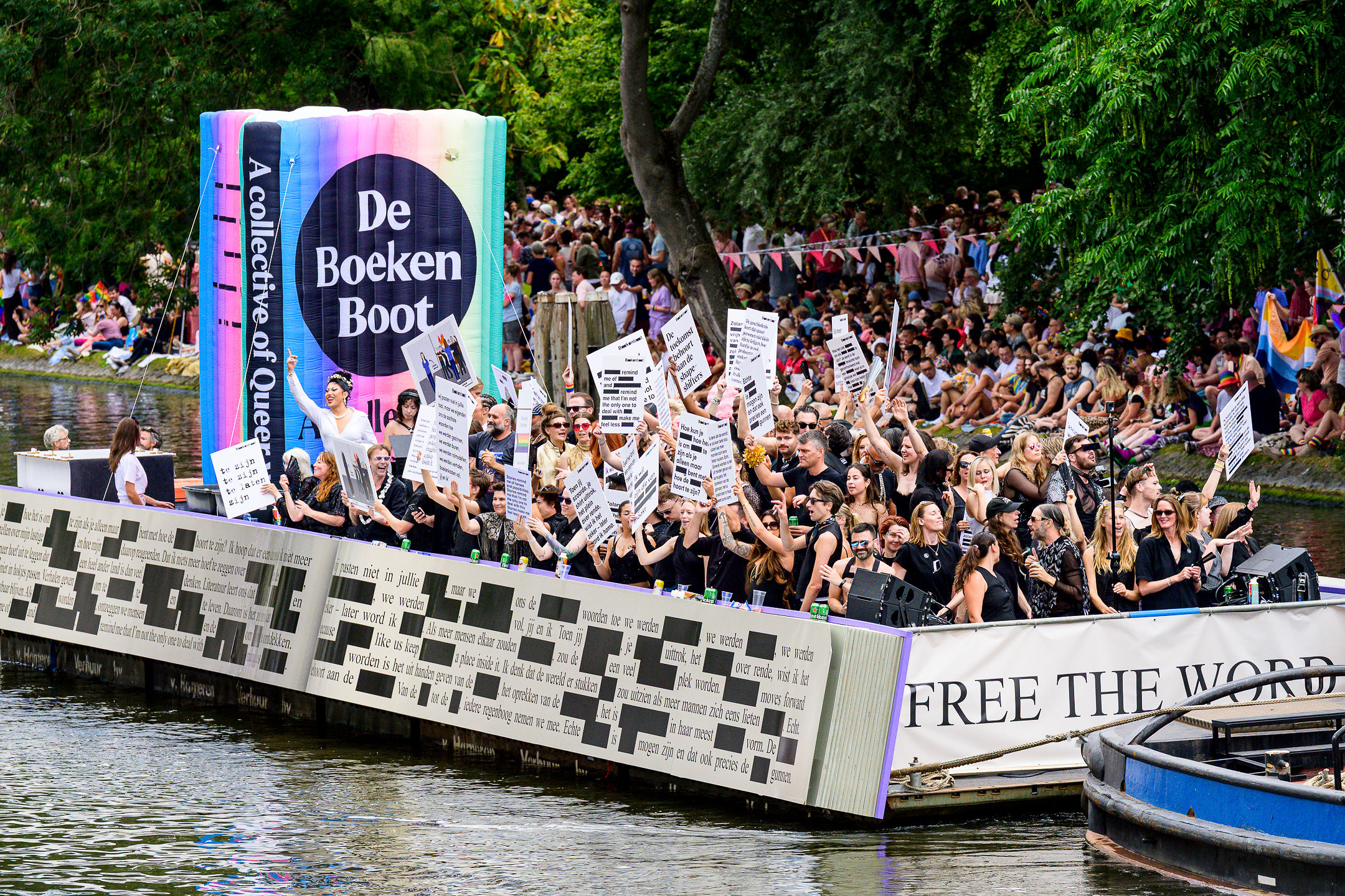 100 schrijvers, illustratoren, vertalers, makers, bibliotheekmedewerkers en organisaties uit het Nederlandse boekenveld op de Boekenboot tijdens de Amsterdam Canal Parade.