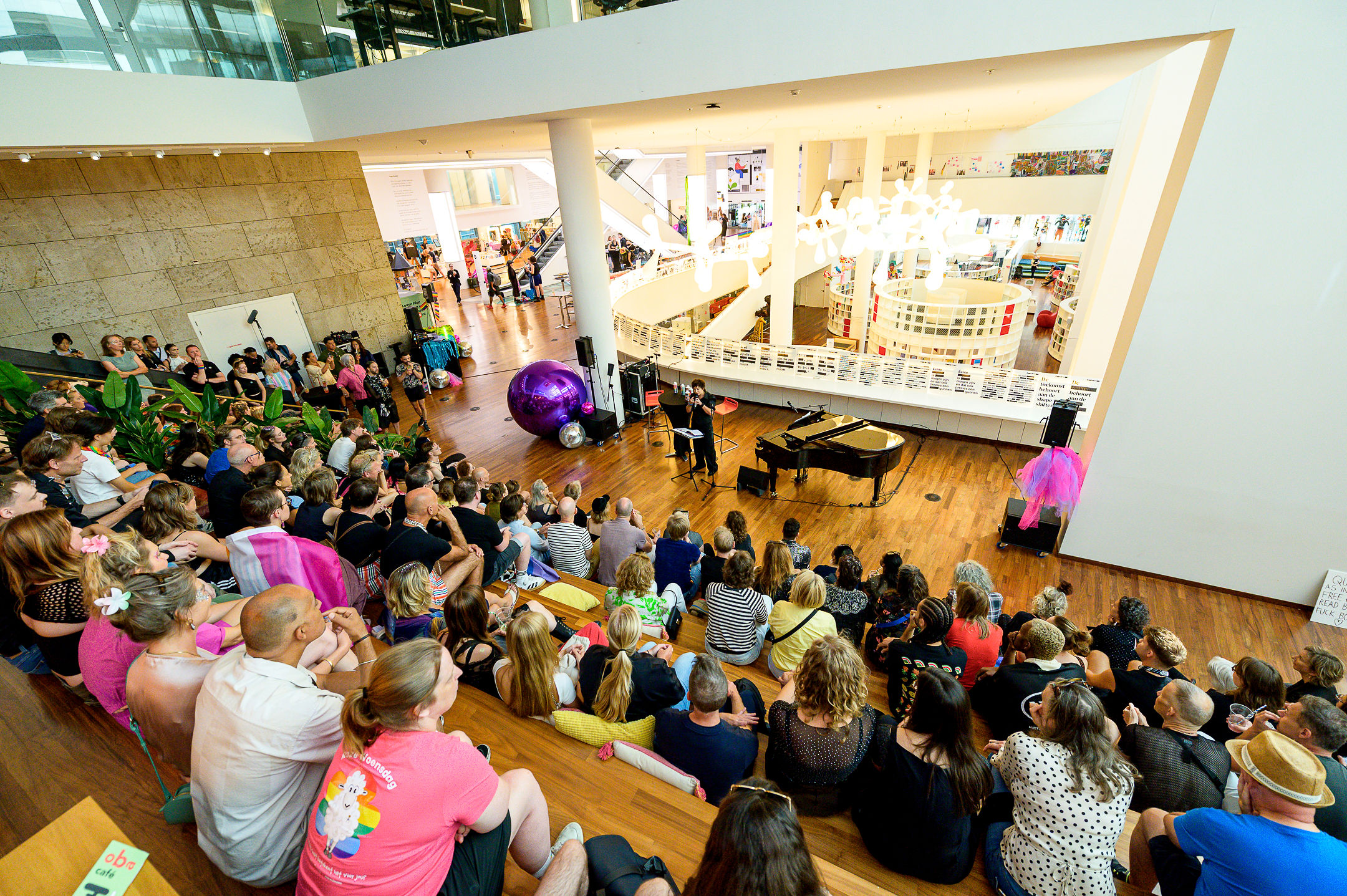Dichter en schrijver Renée Luth treedt op tijdens het uitzwaaifeestje van de Boekenboot in de OBA.