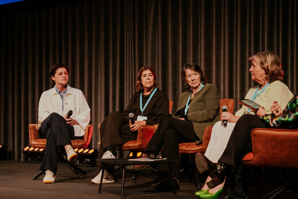 Griet Vanryckegem (Vlaams Parlement), Daan Roovers (Eerste Kamer der Staten-Generaal), Franciska de Jong (Universiteit Utrecht) en Frieda Steurs (KU Leuven)